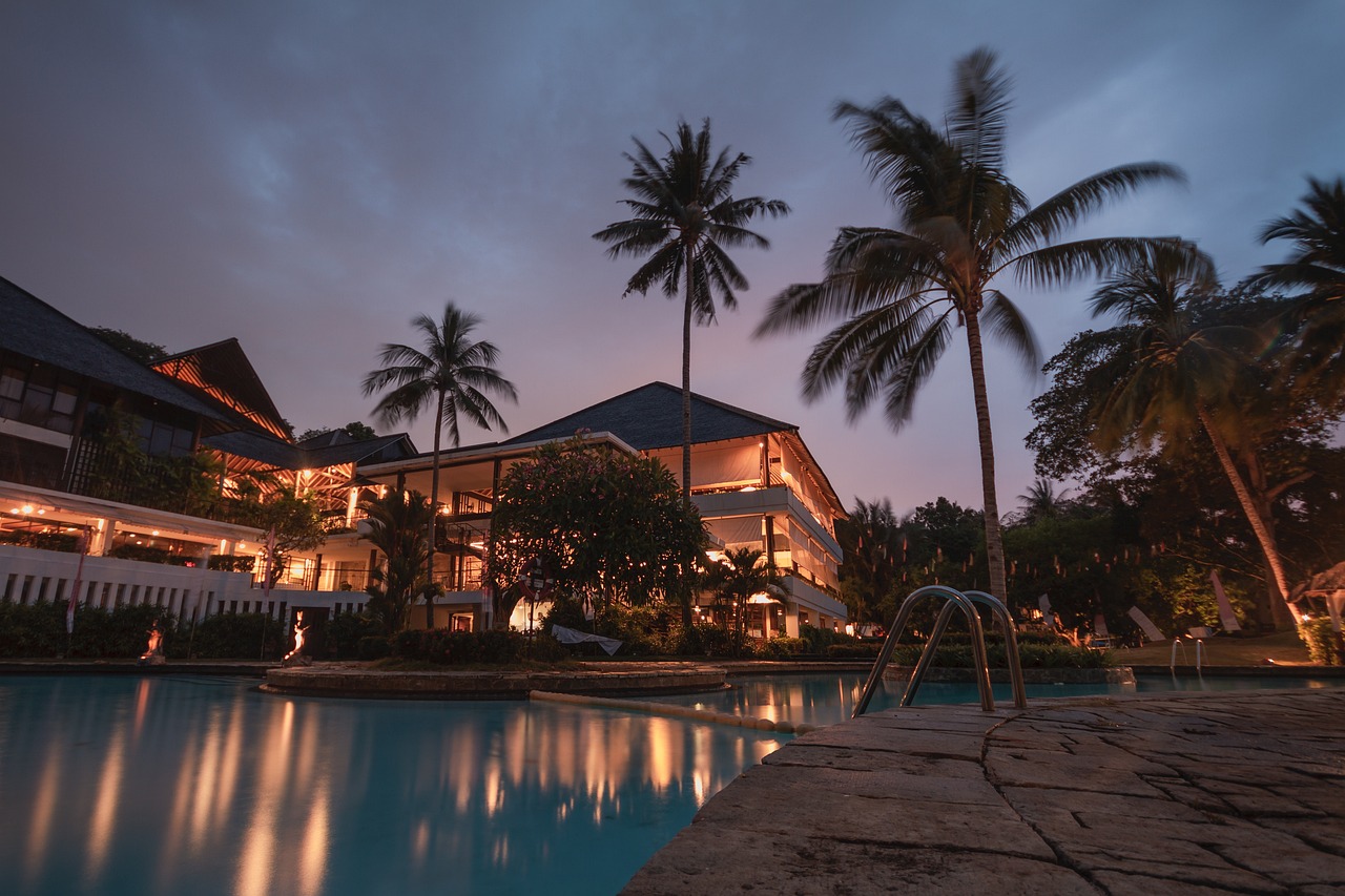 Resort hotelero de lujo al anochecer